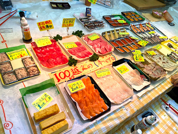 のっけ丼の具材のまぐろなど