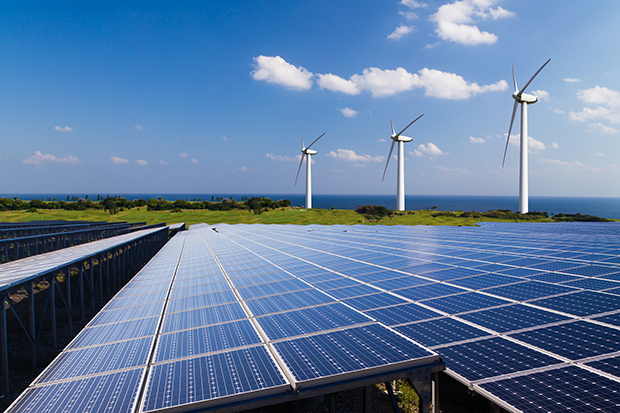 太陽光パネルと風力発電のある風景