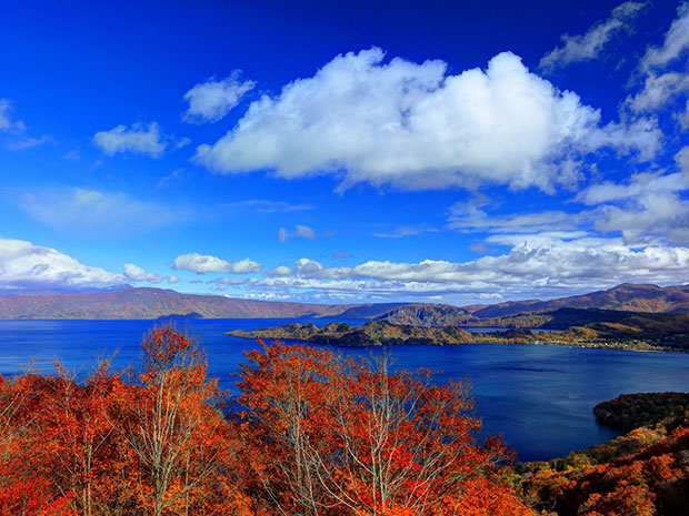 紅葉の季節の十和田湖